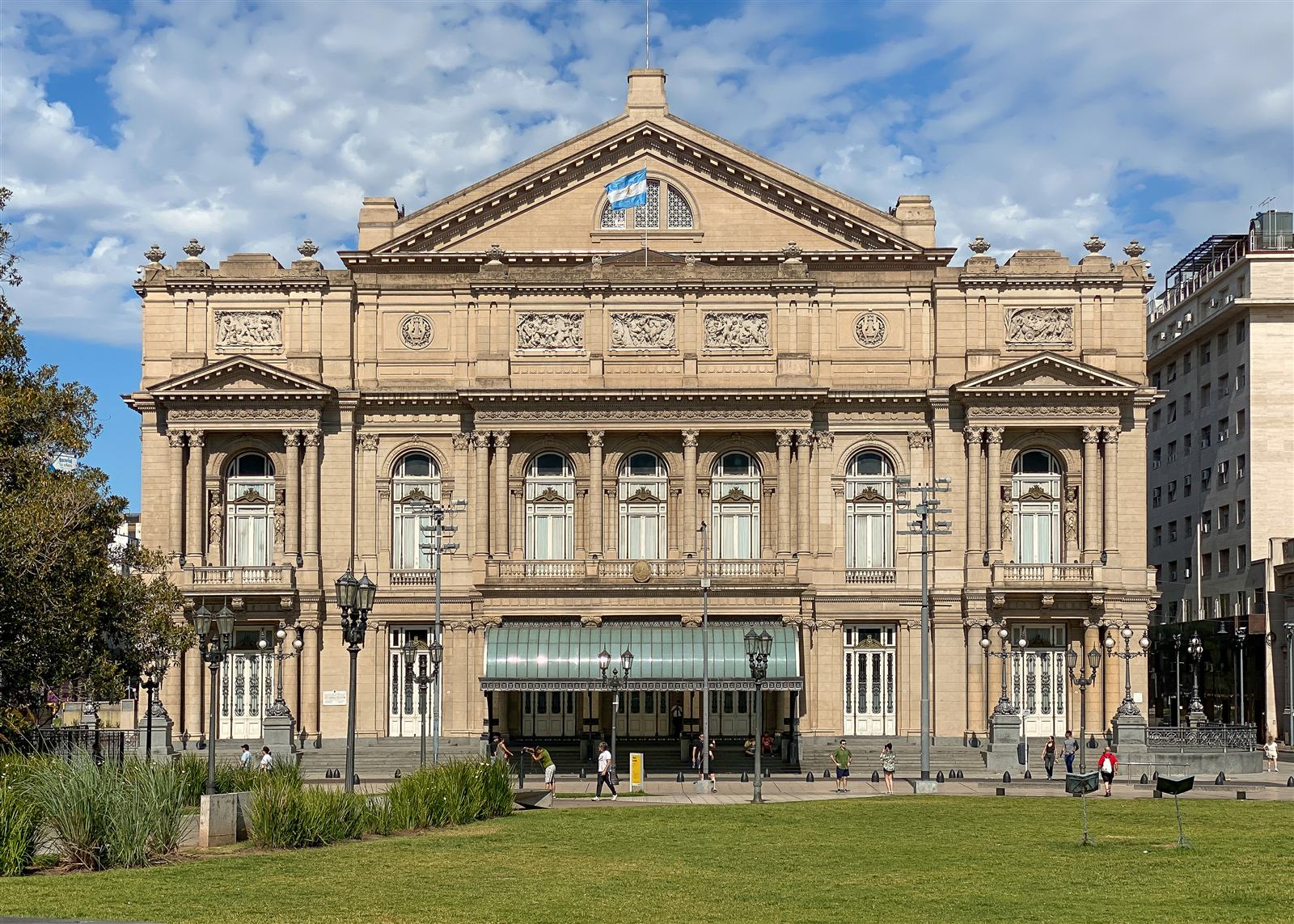 Fachada del Teatro Colón, Buenos Aires, vista con visión normal